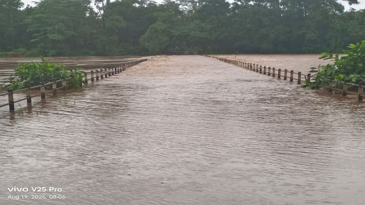 सुकमा: पुल के ऊपर से बह रहा नदी का पानी, भारी बारिश की चेतावनी, उड़ीसा से टूटा संपर्क
