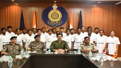 21 नक्सलियों ने किया सरेेंडर