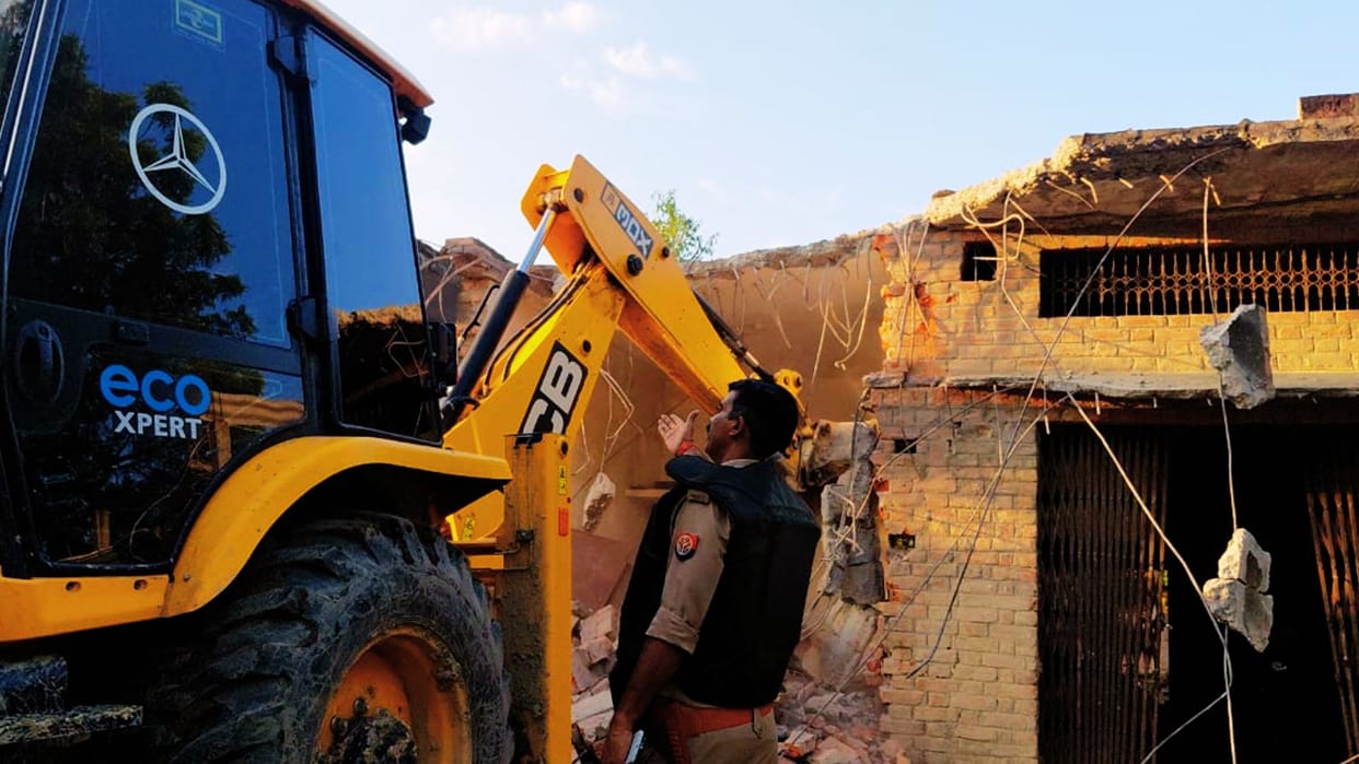 Bulldozer Action in Azamgarh buildings collapsed with loud noise accused had demolished house of BJP leader