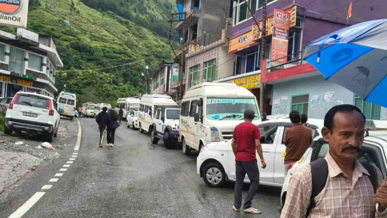 Badrinath highway blocked in Bhanerpani, 500 passengers stranded Chamoli Uttarakhand News in hindi