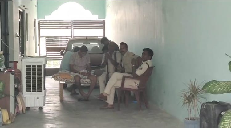 Bihar: सीवान में नगर परिषद के कार्यपालक के आवास पर निगरानी टीम का छापा, इन तीन ठिकानों पर पहुंचा दल; जांच जारी