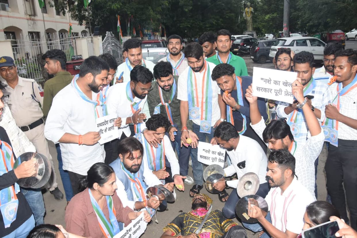 Bhopal: NSUI's unique protest regarding the drug factory caught in Bhopal, Kumbhakaran became an activist
