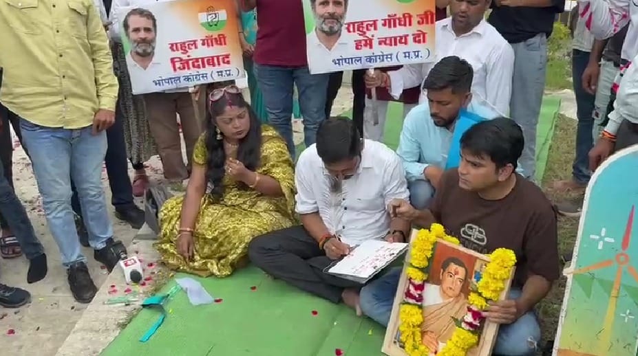 Bhopal: Protests continue in Congress, Monu Saxena wrote a letter to Rahul Gandhi in blood in Bhopal, threaten