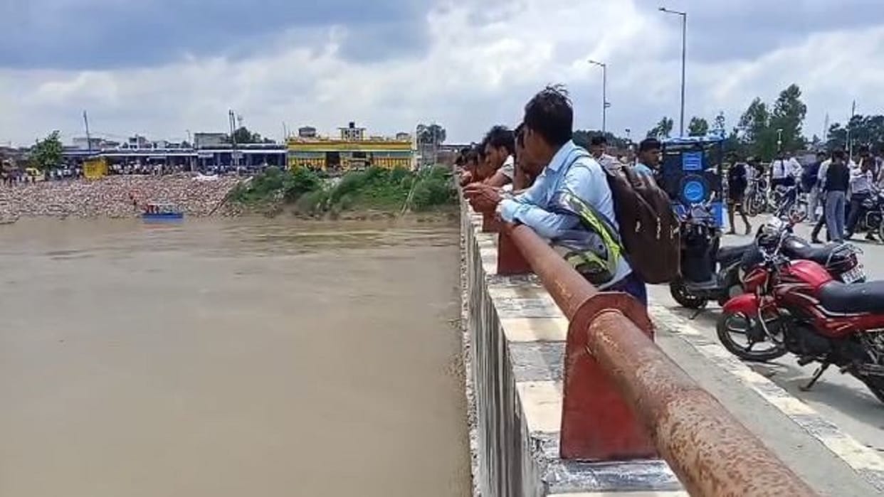 17 year old girl jumped from the bridge into Garra river in Shahjahanpur