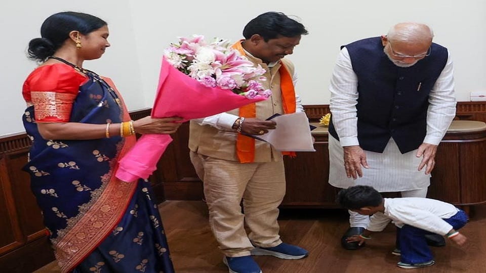 MP Mahesh Kashyap met Prime Minister Modi invited him to attend the world famous Bastar Dussehra in Jagdalpur