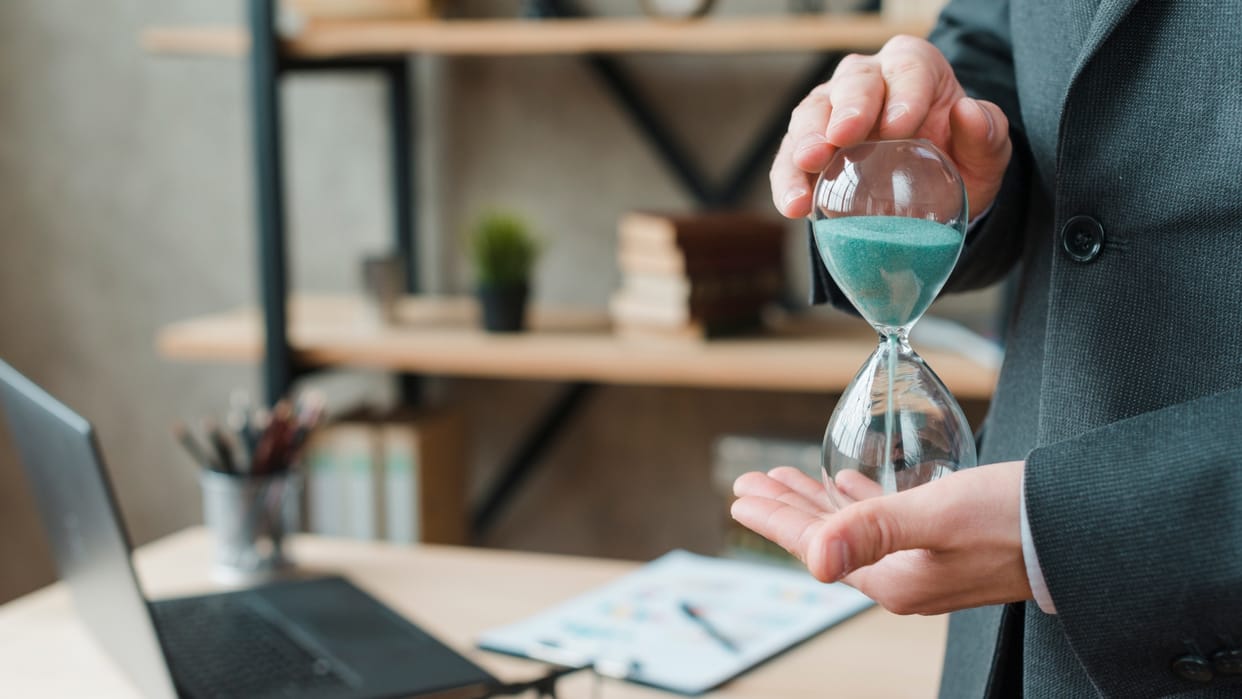 How Do You Perceive Time? Understand Monochronic vs Polychronic Perspectives for Better Time Management