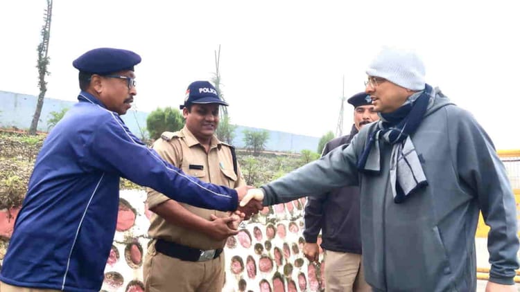 Uttarakhand: मॉर्निंग वॉक पर निकले सीएम, सत्र के लिए तैनात सुरक्षाकर्मियों से मिले, आवास, भोजन की ली जानकारी