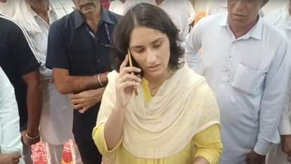 एसएचओ से बात करती विधायक विनेश फोगाट