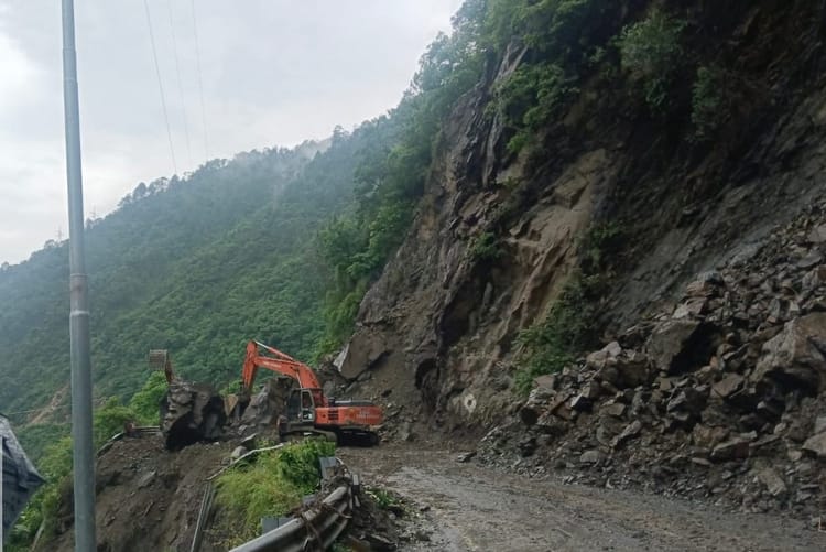Uttarkashi: भूस्खलन से जगह-जगह घंटों बंद रहे गंगोत्री-यमुनोत्री हाईवे, आवाजाही अभी भी बनी है खतरनाक