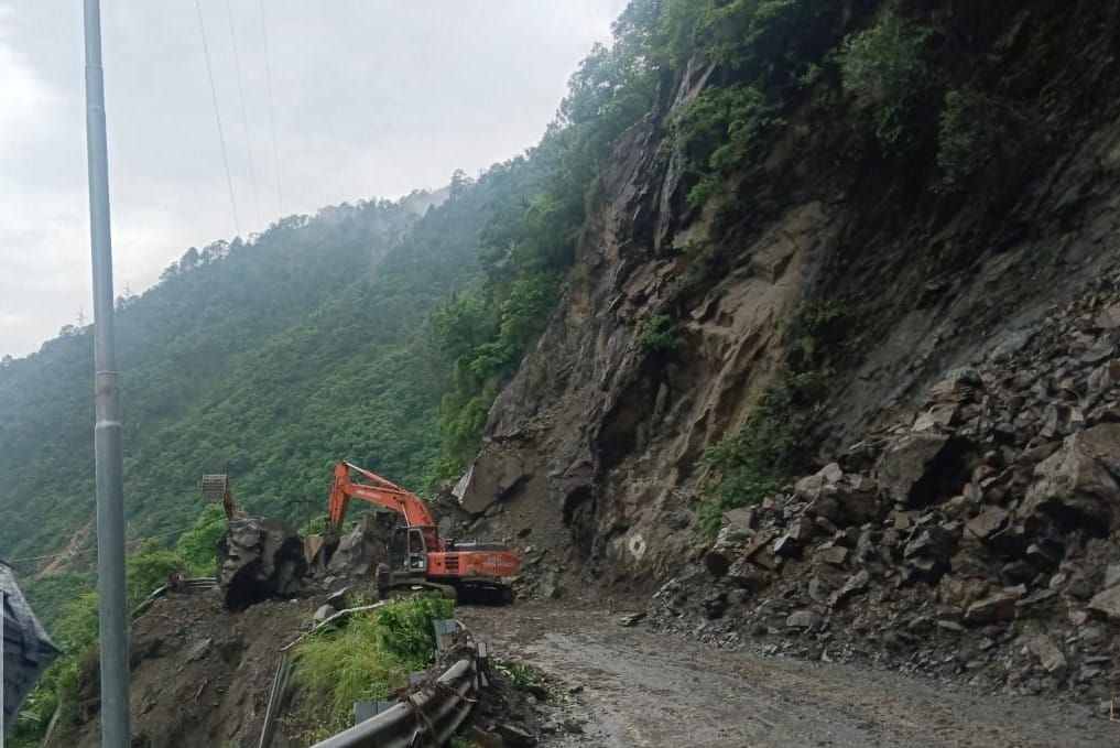 Uttarkashi Gangotri-Yamunotri highway closed for hours due to landslides, movement still dangerous