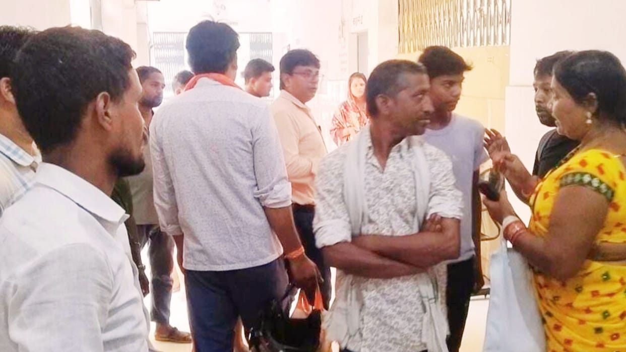 Ruckus in hospital due to lack of tests in bhadohi two patients scuffled with doctors police arrived