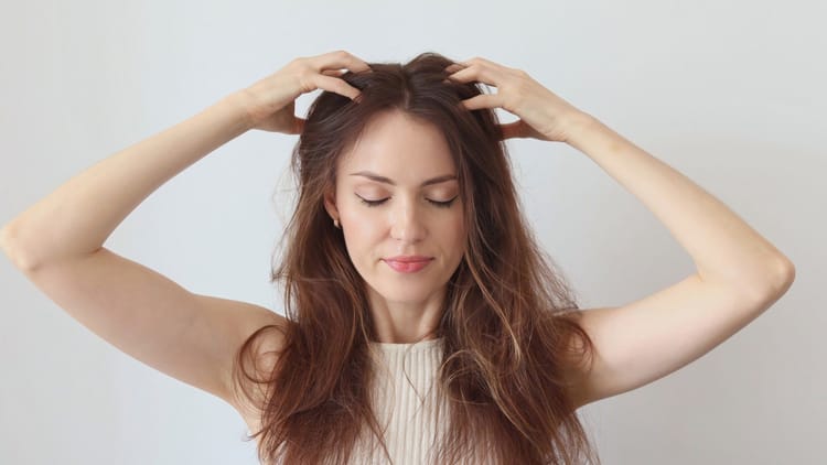 Hair Care:क्या आप बालों में सही समय पर तेल लगा रहे हैं? एक छोटी सी गलती बना सकती है आपको गंजा! - Right Time To Apply Hair Oil For Massage In Hindi Baalon Me Tel Kab Lagana Chahiye - Amar Ujala Hindi News Live