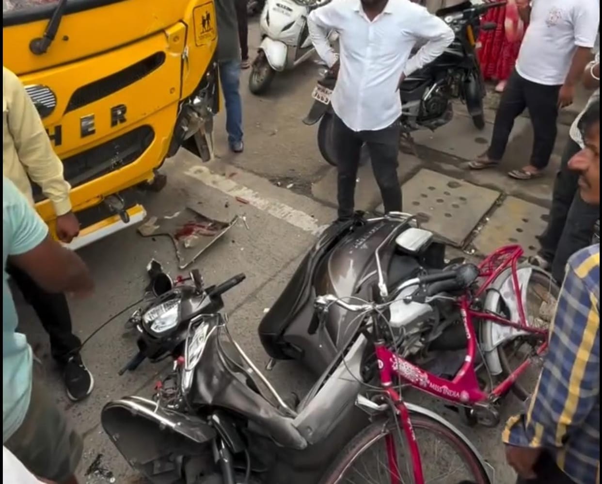Indore: An uncontrolled bus hit a bike, rickshaw and car in Indore, two killed, one injured in the accident