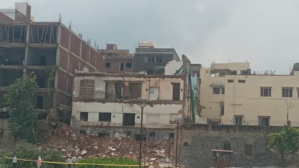 Big accident in Delhi Old dilapidated house collapsed many people buried rescue operation underway
