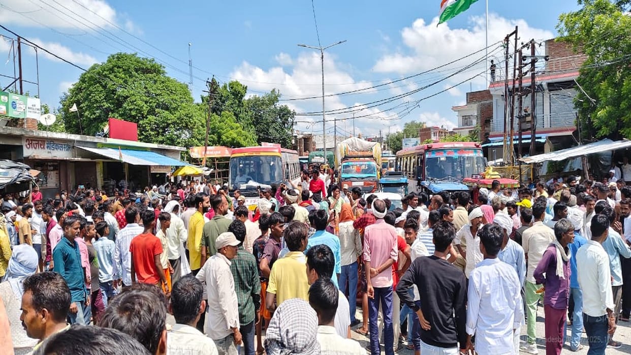 Angry farmers created ruckus due to delay in fertilizer distribution in lakhimpur kheri