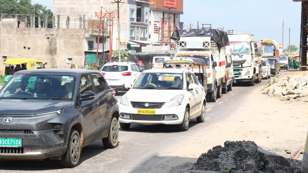 Jhansi: Traffic jam from Aivat Market to Medical became a problem, three kilometer journey took 40 minutes