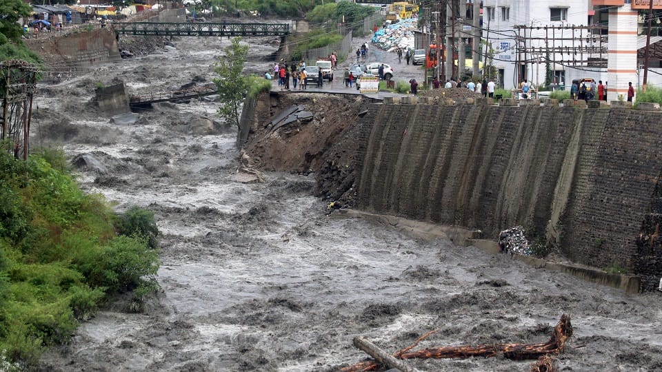 कुल्लू जिला के लगघाटी में बादल फटने से आई बाढ़ में क्षतिग्रस्त सड़क और पुलिया उफान पर सरवरी खड्ड