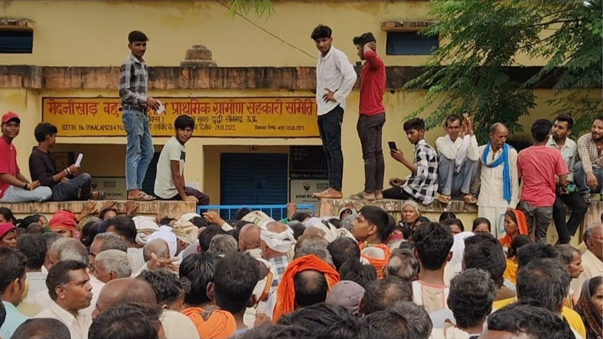 Farmers in Sonbhadra angry due to non-availability of fertilizers, accused the inspector of assault