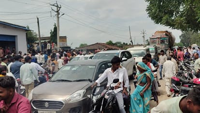Farmers in Sonbhadra angry due to non-availability of fertilizers, accused the inspector of assault