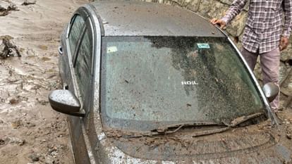 बारिश बनी आफत: किश्तवाड़ के पास भूस्खलन का कहर, मलबे में दबी गाड़ियां, स्कूलों में छुट्टी घोषित Landslide wreaks havoc near Kishtwar, vehicles buried under debris, holiday declared in schools