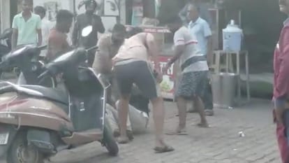 Jhansi: Fast food manager was thrown on the ground and beaten with kicks and chair, video goes viral