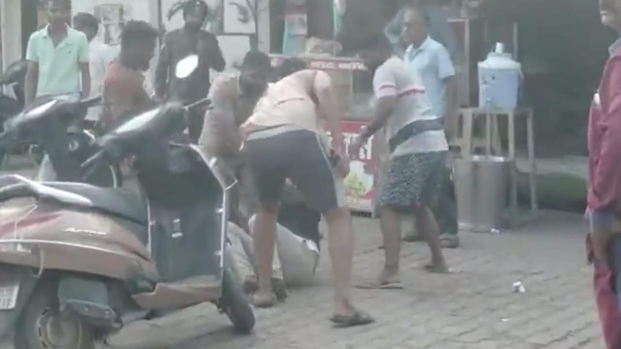 Jhansi: Fast food manager was thrown on the ground and beaten with kicks and chair, video goes viral