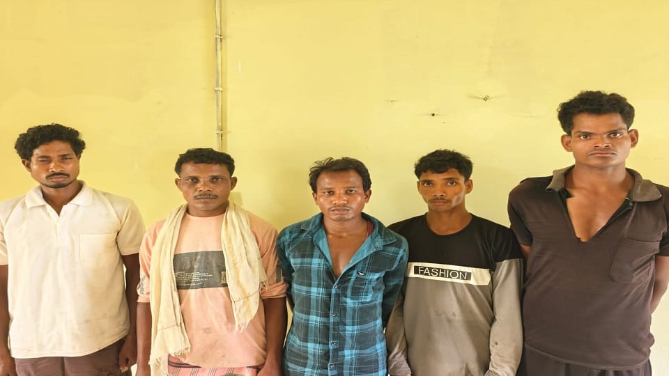 Five Naxalites including four with a reward of Rs 6 lakh arrested from Bangoli forest explosive material also