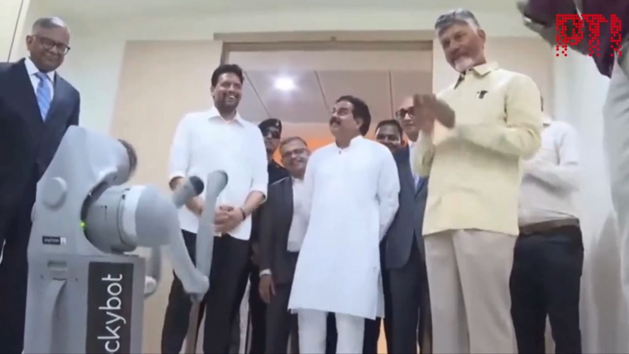 Andhra Pradesh Cm Chandrababu Naidu Greeted By Robodog While Inaugurating  Ratan Tata Innovation Hub Amravati - Amar Ujala Hindi News Live - Rtihs:रतन  टाटा इनोवेशन हब के शुभारंभ में पहुंचे सीएम चंद्रबाबू