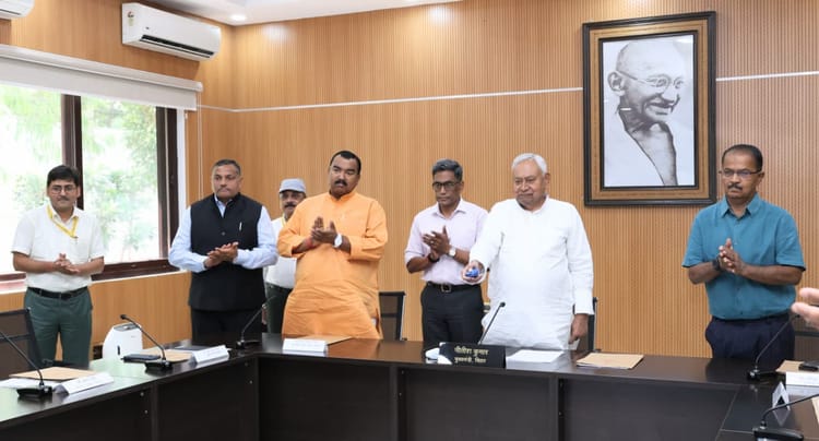 Bihar News: सीएम नीतीश ने बाढ़ प्रभावित परिवारों को दी डीबीटी से राहत राशि, बैंक खातों में भेजी गई