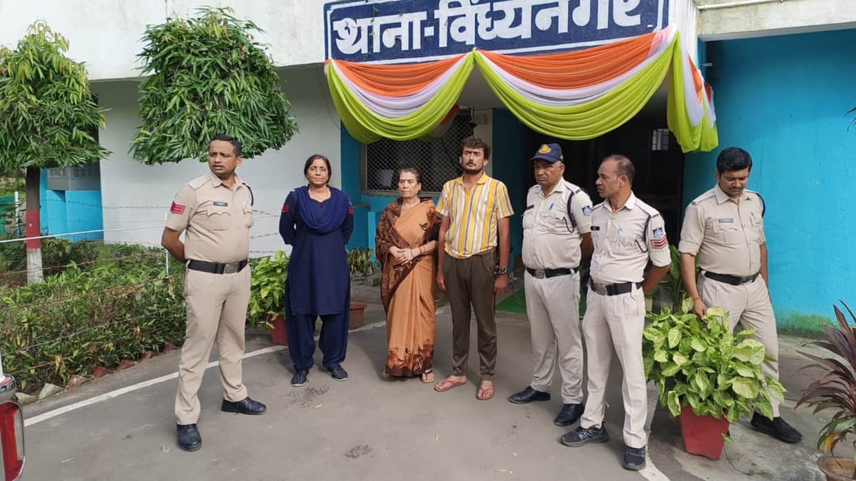 Singrauli News: Engineer killed his wife for not giving him water, his mother who helped him was also arrested