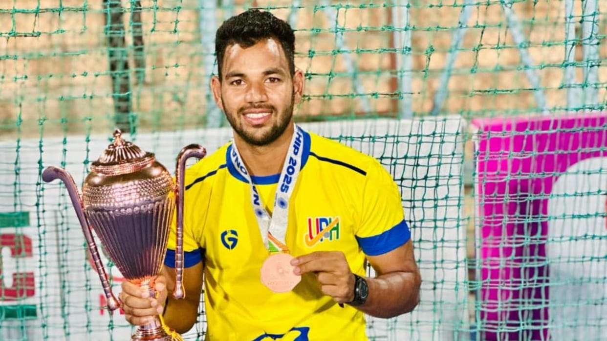 Jhansi: Passion for playing hockey even after poverty, know about this gold medalist