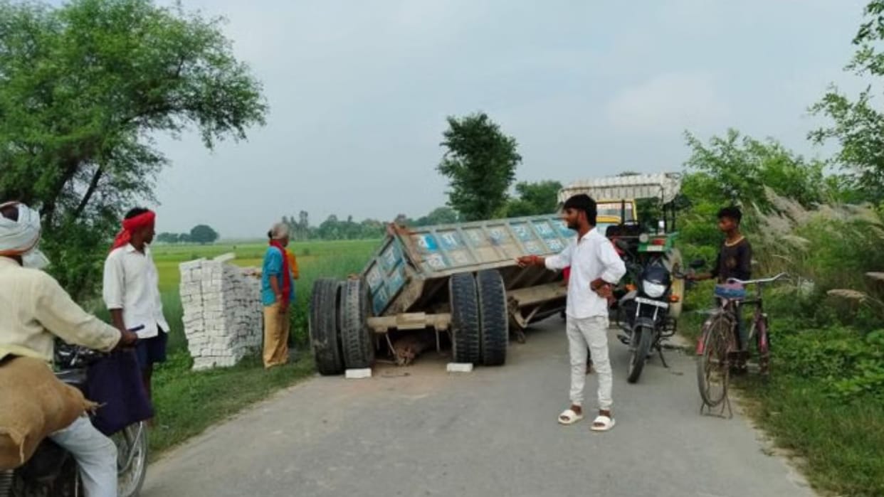 Traffic disrupted for three hours after tractor overturned on Godhna-Jarauna road in jaunpur