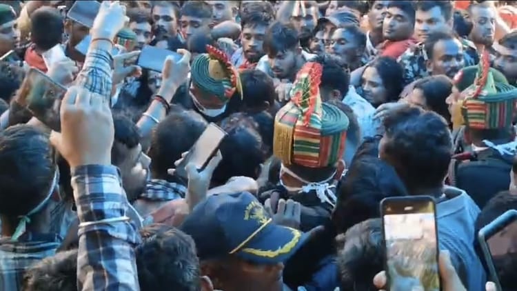 Bihar News: अरुणाचल प्रदेश में शहीद हुए वैशाली के लाल का पार्थिव शरीर पहुंचा गांव, उमड़ा जनसैलाब; पत्नी बेसुध