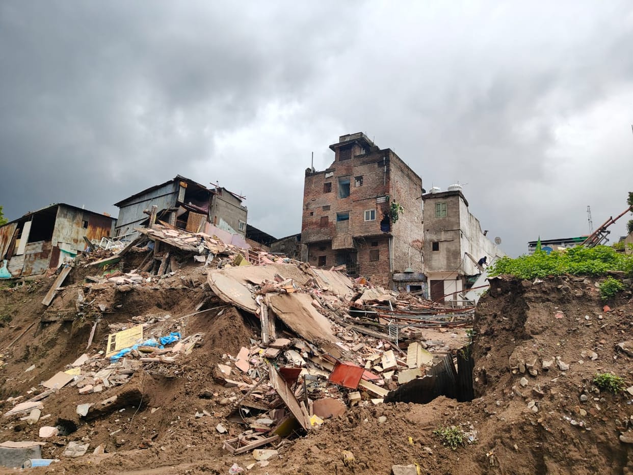 Indore News: A dangerous house collapsed in Indore, there was no loss of life as it was empty