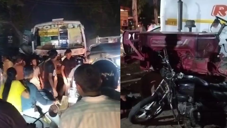 Accident on Delhi-Haridwar Highway Bus and tractor trolley collided e-rickshaw and bike riders also got hit