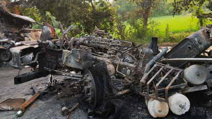 Unnao: DCM and dumper collided, drivers of both the vehicles and a cleaner were burnt alive in the fire