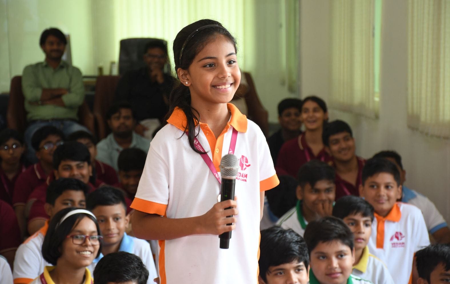 Vedam School: District Magistrate gave the mantra of success to the children, curiosity and eagerness was seen