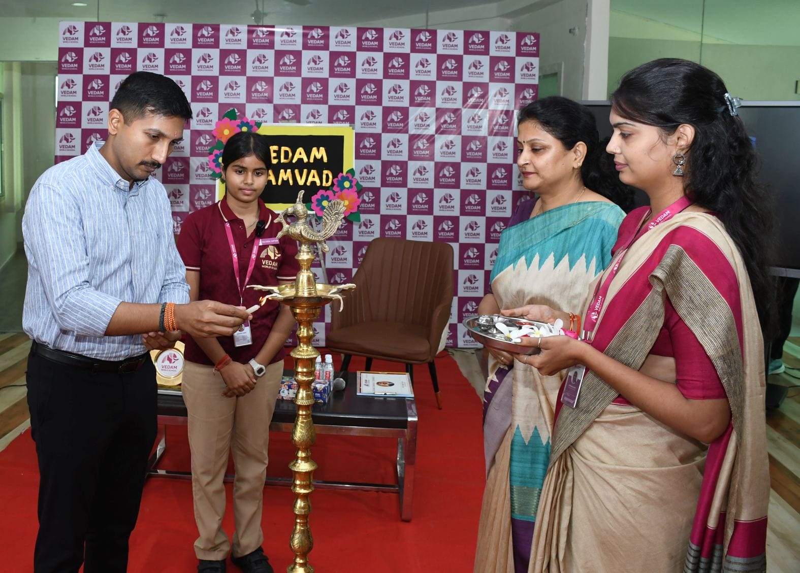Vedam School: District Magistrate gave the mantra of success to the children, curiosity and eagerness was seen