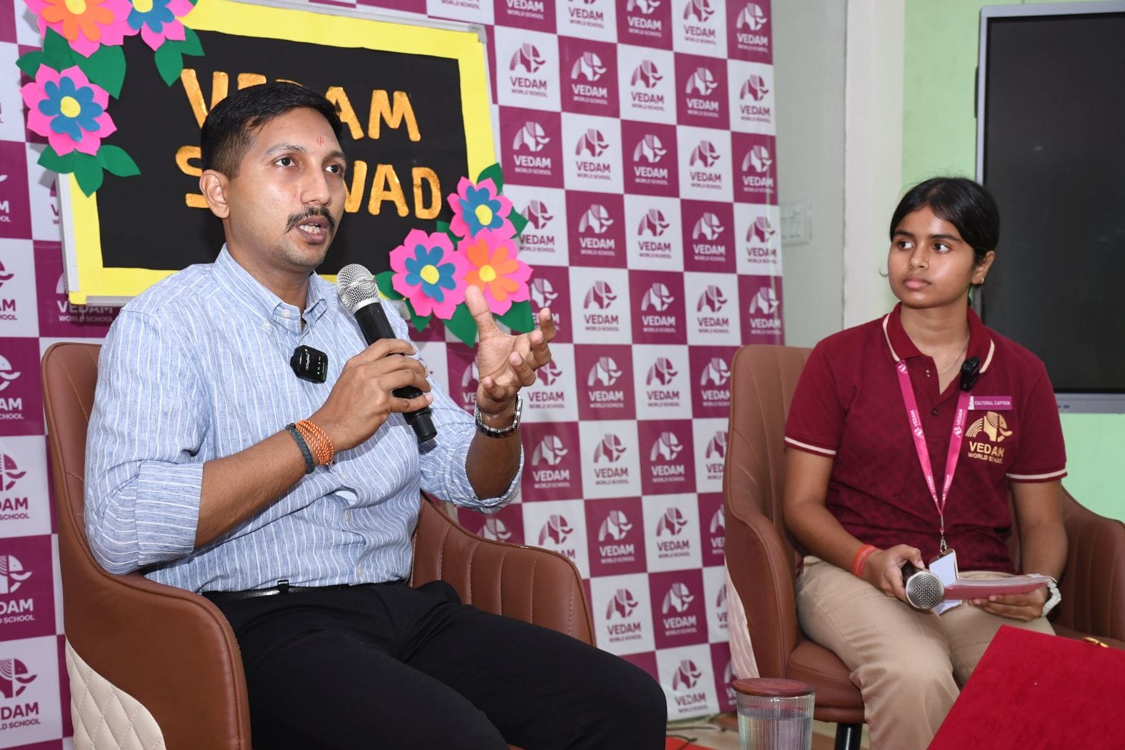Vedam School: District Magistrate gave the mantra of success to the children, curiosity and eagerness was seen