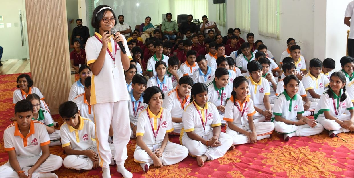 Vedam School: District Magistrate gave the mantra of success to the children, curiosity and eagerness was seen