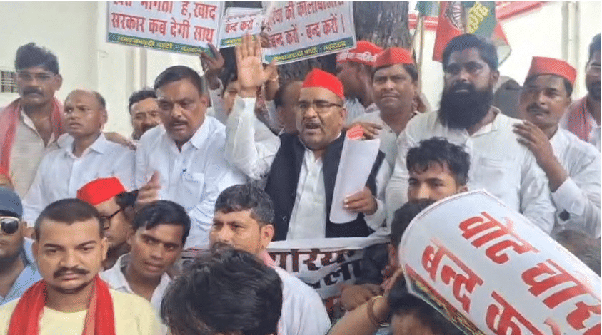 Bahraich: SP's massive protest over fertilizer shortage, BJP Kisan Morcha district president resigns