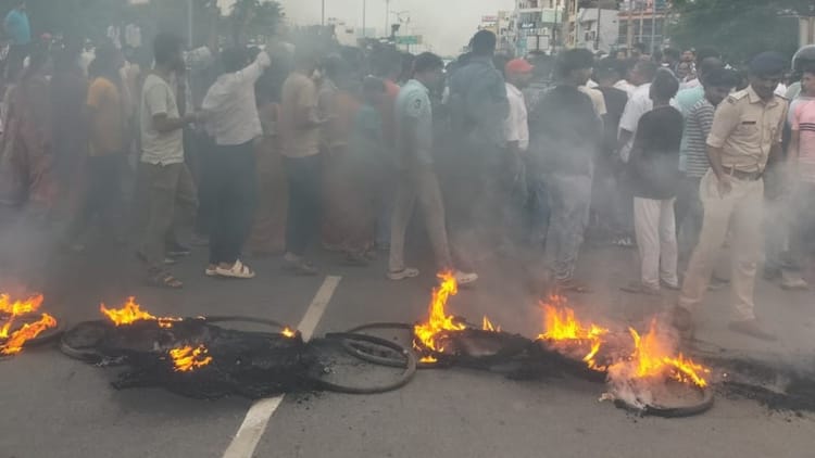 Bihar News : भाई-बहन की हत्या के विरोध में आक्रोशित लोगों ने किया अटल पथ जाम, पुलिस ने नहीं की थी कोई कार्रवाई