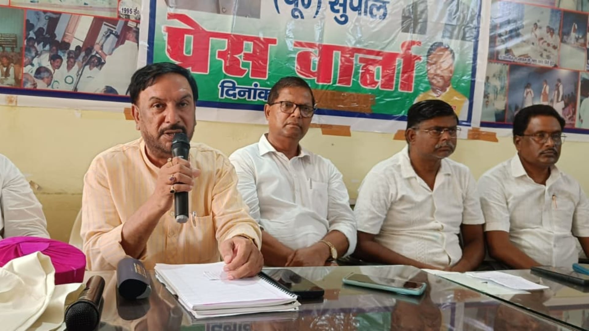 प्रेसवार्ता करते जदयू विधायक