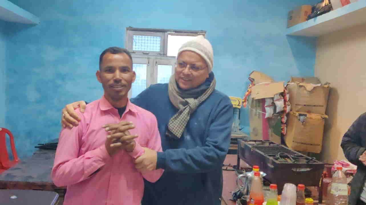 CM Dhami made tea in Bhararisain Gairsain talked to shopkeepers while sipping it