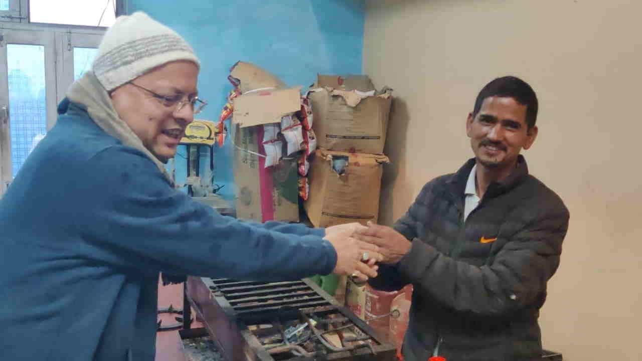 CM Dhami made tea in Bhararisain Gairsain talked to shopkeepers while sipping it