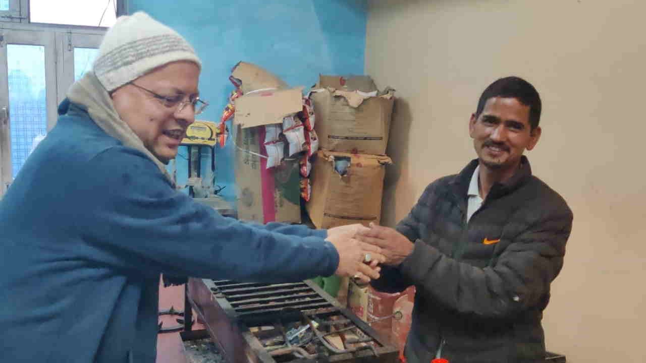 CM Dhami made tea in Bhararisain Gairsain talked to shopkeepers while sipping it
