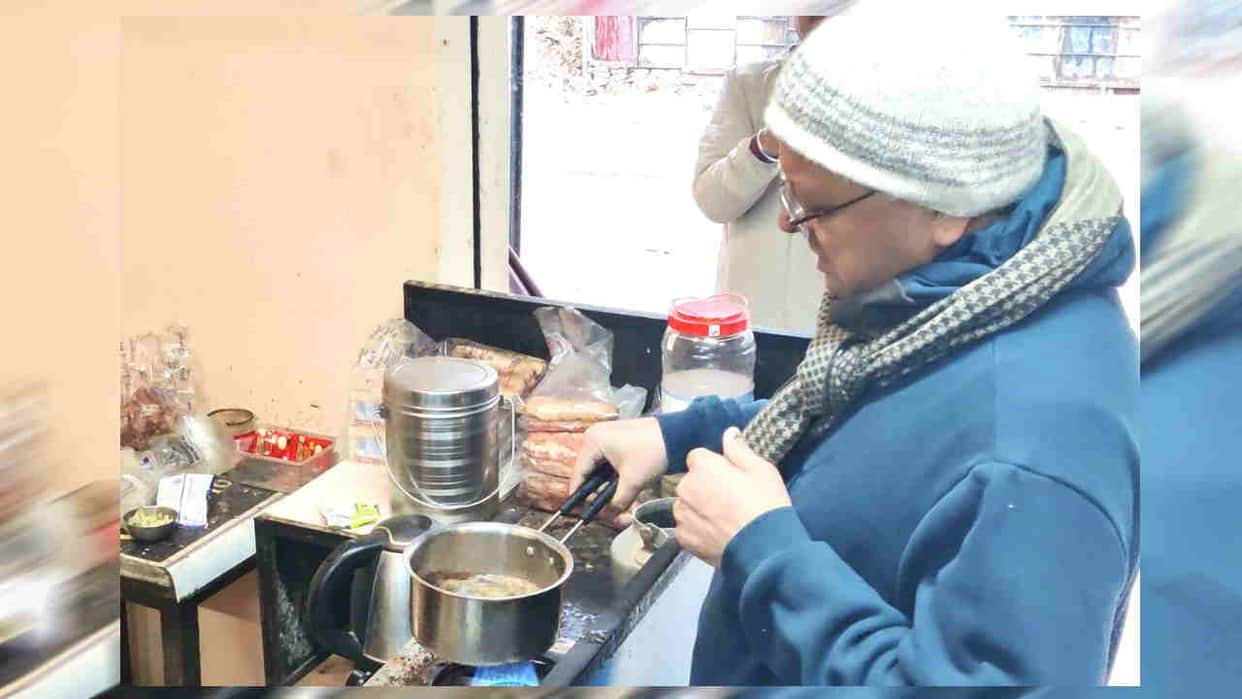CM Dhami made tea in Bhararisain Gairsain talked to shopkeepers while sipping it