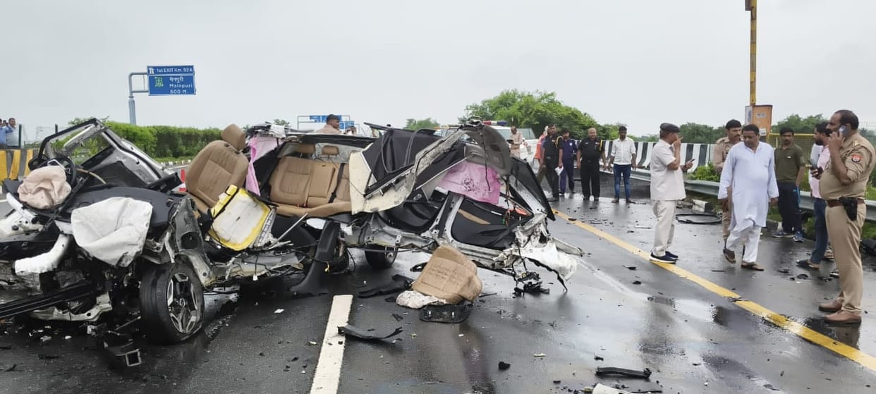 Lucknow Expressway Accident: car collides with divider two people die on spot two in critical condition