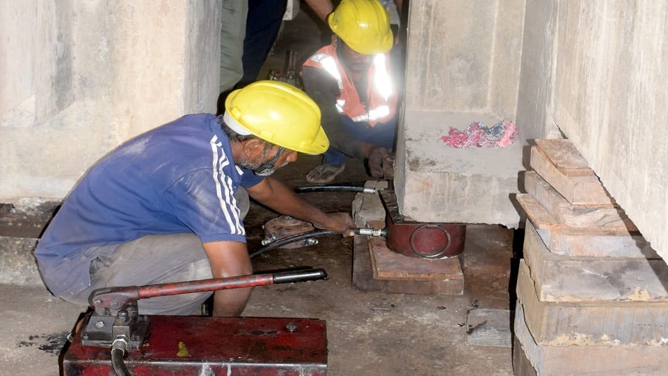 Bijnor: Raised slabs on Ganga Barrage by installing jacks, know for how many days the traffic will closed