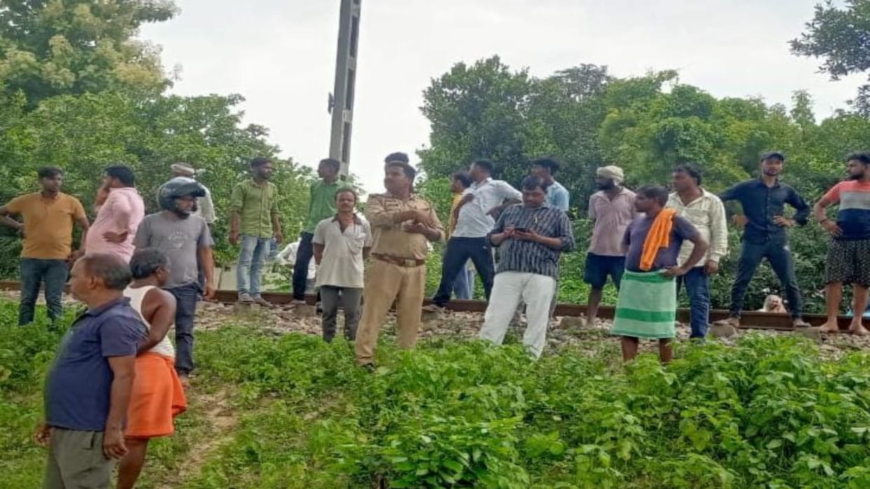Mother and daughter died after being hit by a train, accident happened near railway crossing